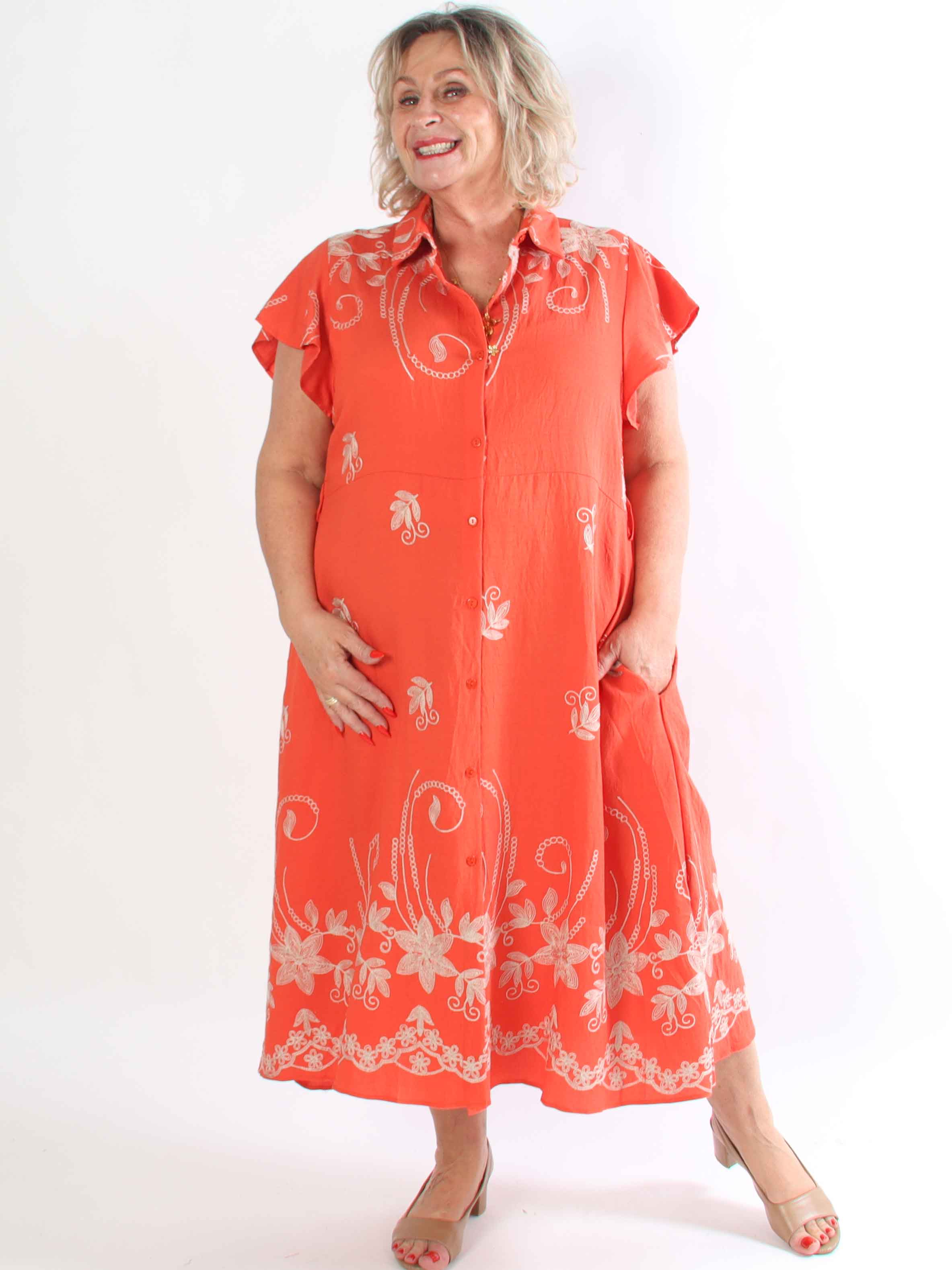Marianne - Skjortekjole i viskose med broderede detaljer og flæseærmer.